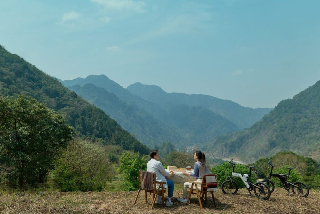 outdoor dining by the Hoshinoya Guguan