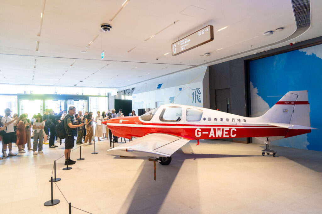 在香港商場AIRSIDE，展出了單引擎小型飛機「小獵犬100型」。 Old aircraft called Beagle Pug Display inside the AIRSIDE, Hong Kong.