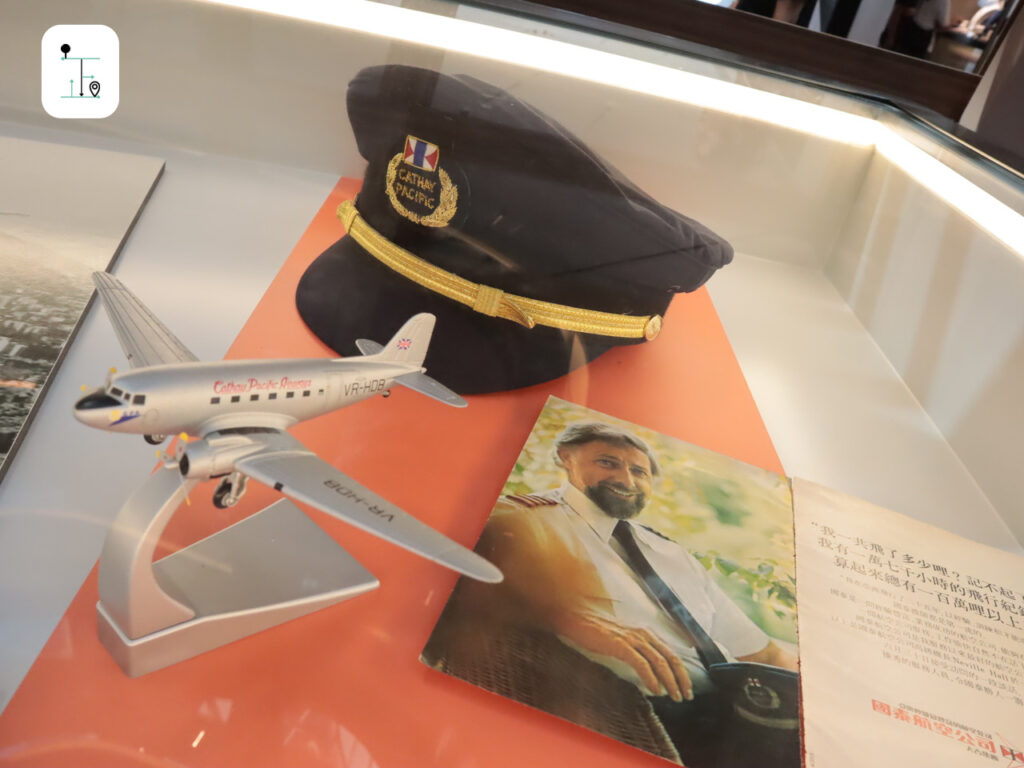 The essential of pilot working in Cathay Pacific, displayed by the AIRSIDE. 國泰機師將其航空公司的物品在AIRSIDE展出