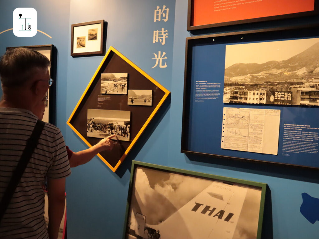 The folk is watching the exhibition just arranged by the AIRSIDE AIRSIDE開幕展覽想飛中，遊客在看舊物。