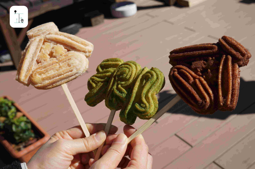 churros snacks in the Shirakawa Village 西班牙油條被製成合掌屋及鄉字形狀