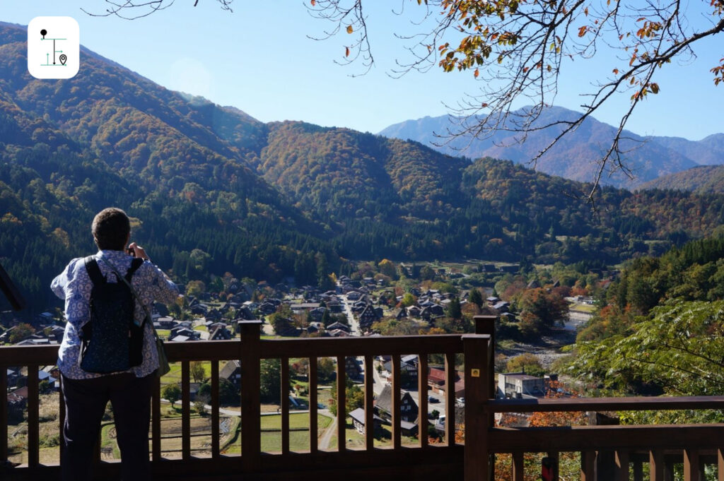 a tourist is taking photo on the observation deck. 女遊客正站在觀景台拍照。