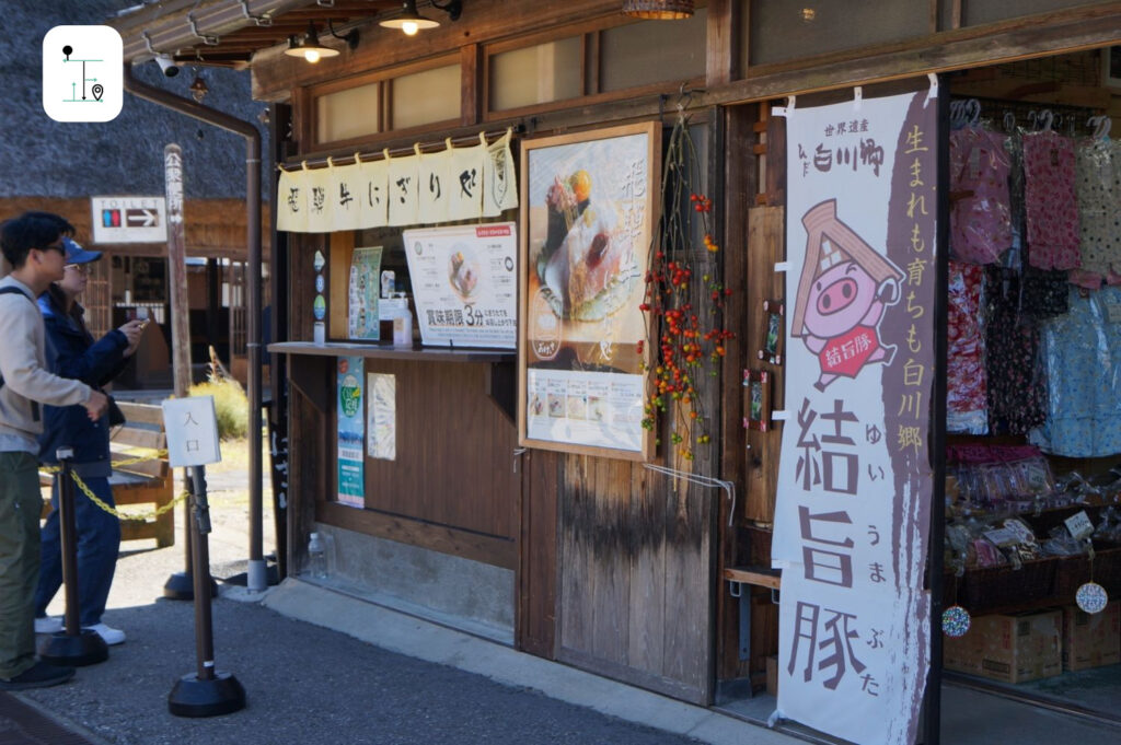 pork sushi stall in the Shirakawa Village 遊客正在購買白川鄉美食 - 結旨豚