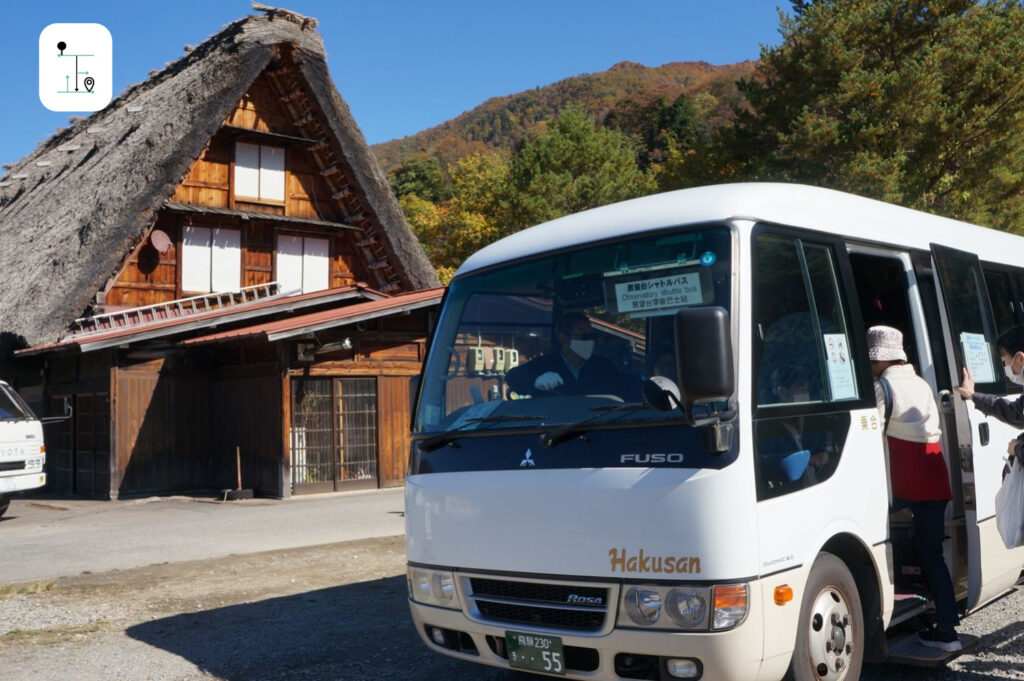 tourist bus to observation deck in the Shirakawa Village 在白川鄉內，遊客可乘坐巴士前往觀景台。