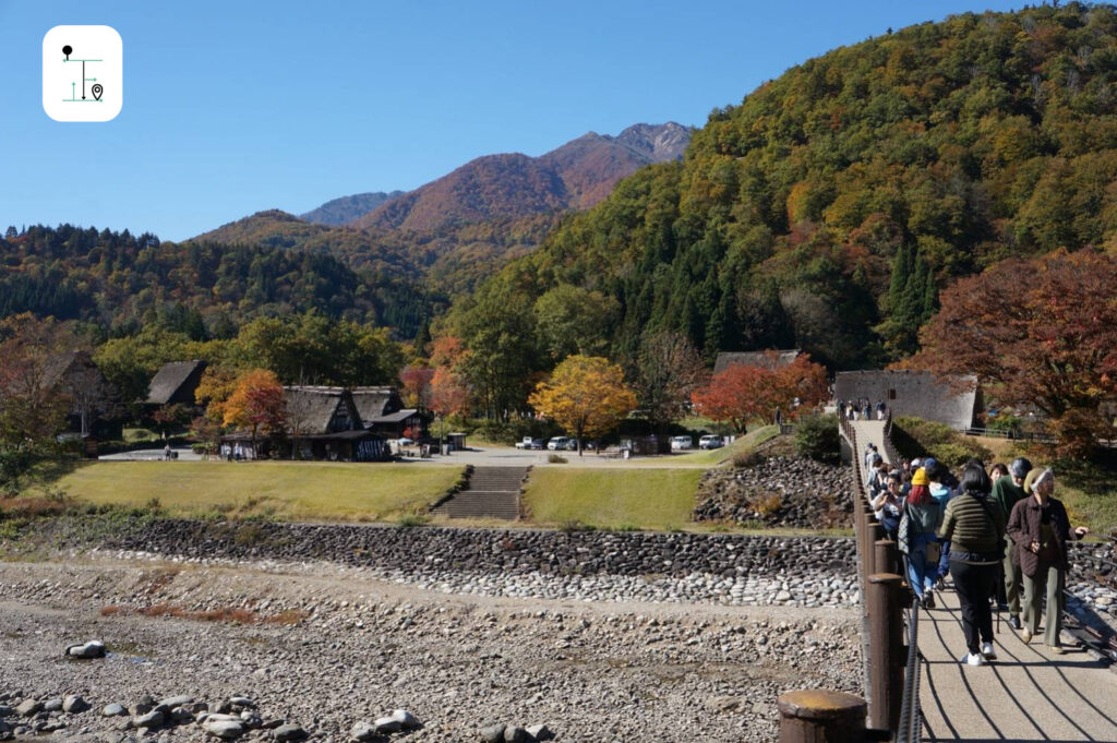 tourists are walking on the bridge in Shirakawa Village 遊客在相逢橋上熙來攘往