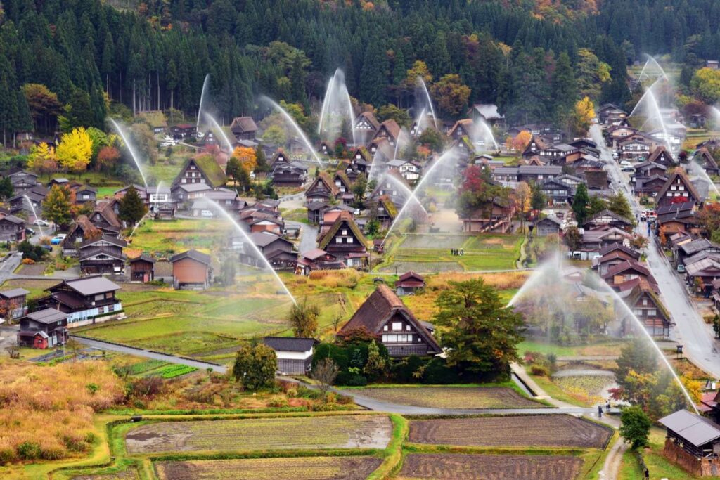 Watering for the wooden house before wintertime in Shirakawa Village 白川鄉於入冬前為合掌屋屋頂灑水