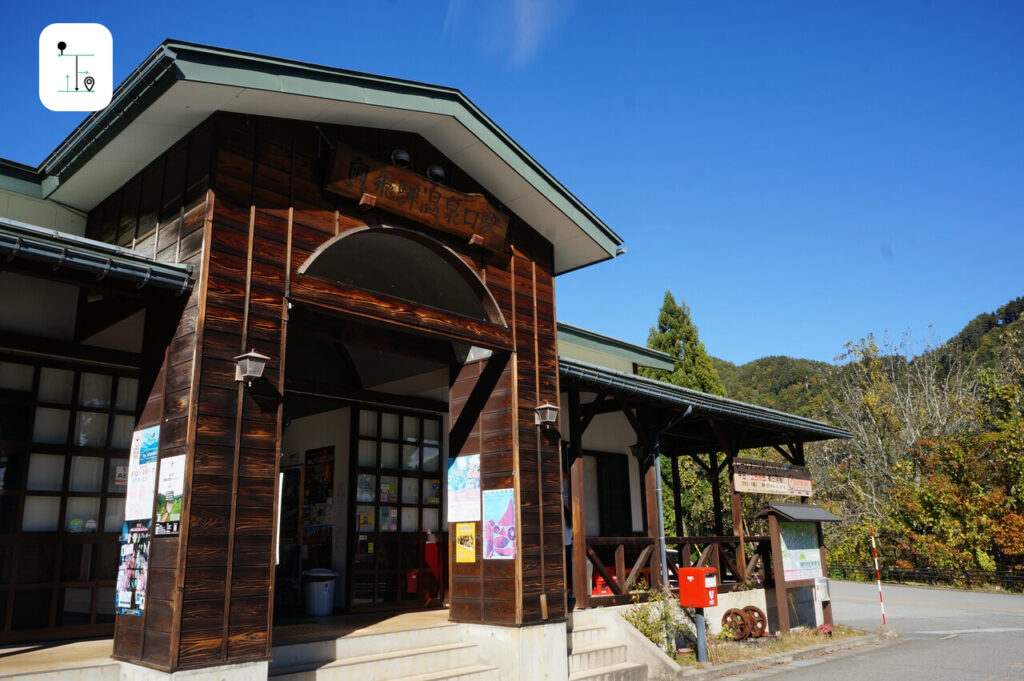 Okuhida-Onsenguchi eki is wooden built station.