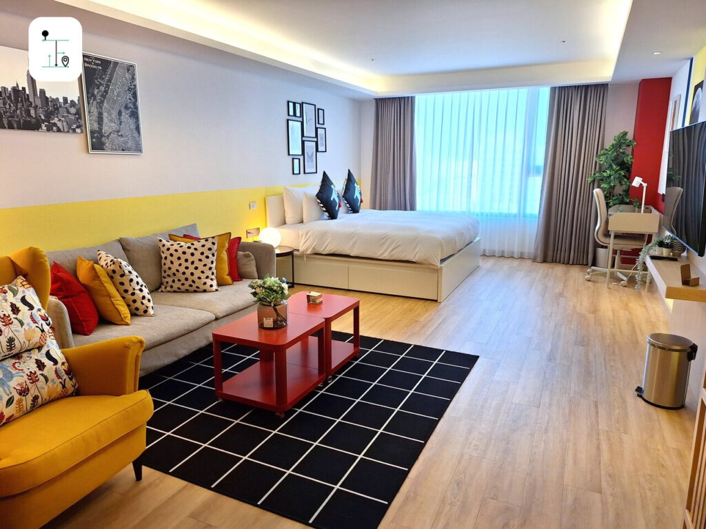 Stuga is painted in a bright colour in the Fullon Poshtel Kuohsiung.