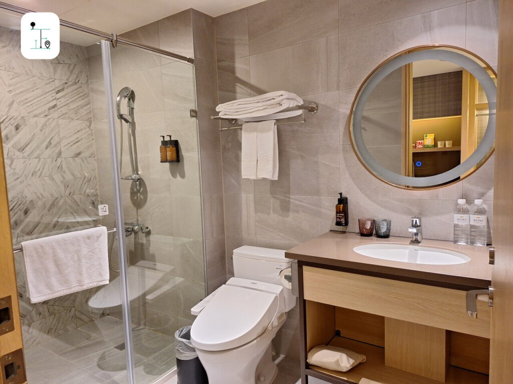 Clear and tidy bathroom in the luxury room of the Fullon Poshtel Kuohsiung.