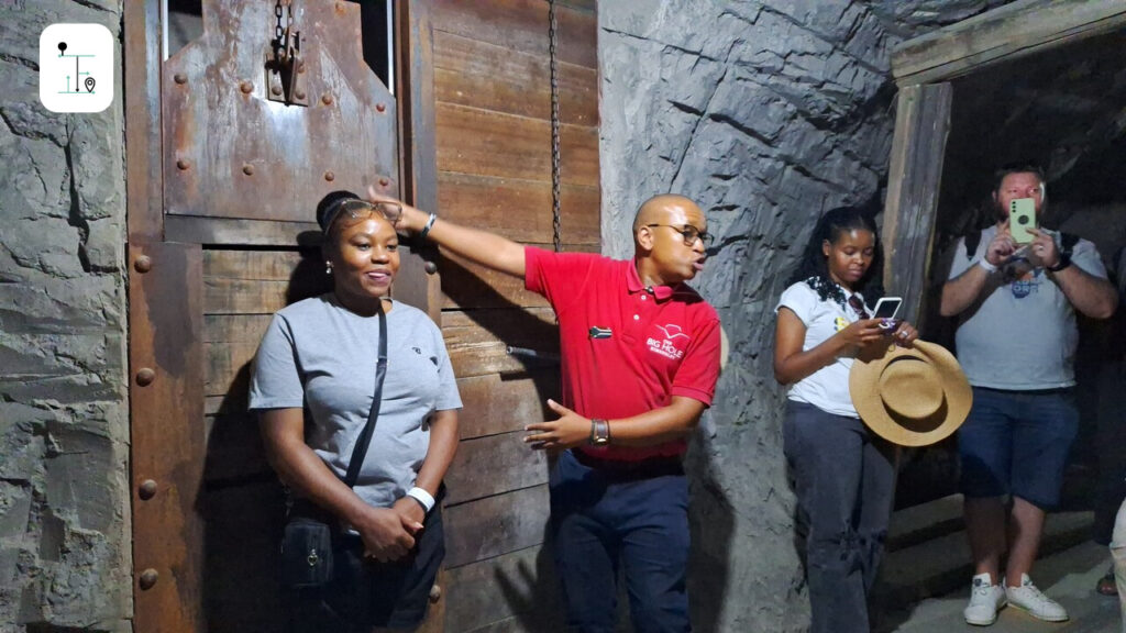 The guide in red played tricks with the group of tourists inside the tunnel.