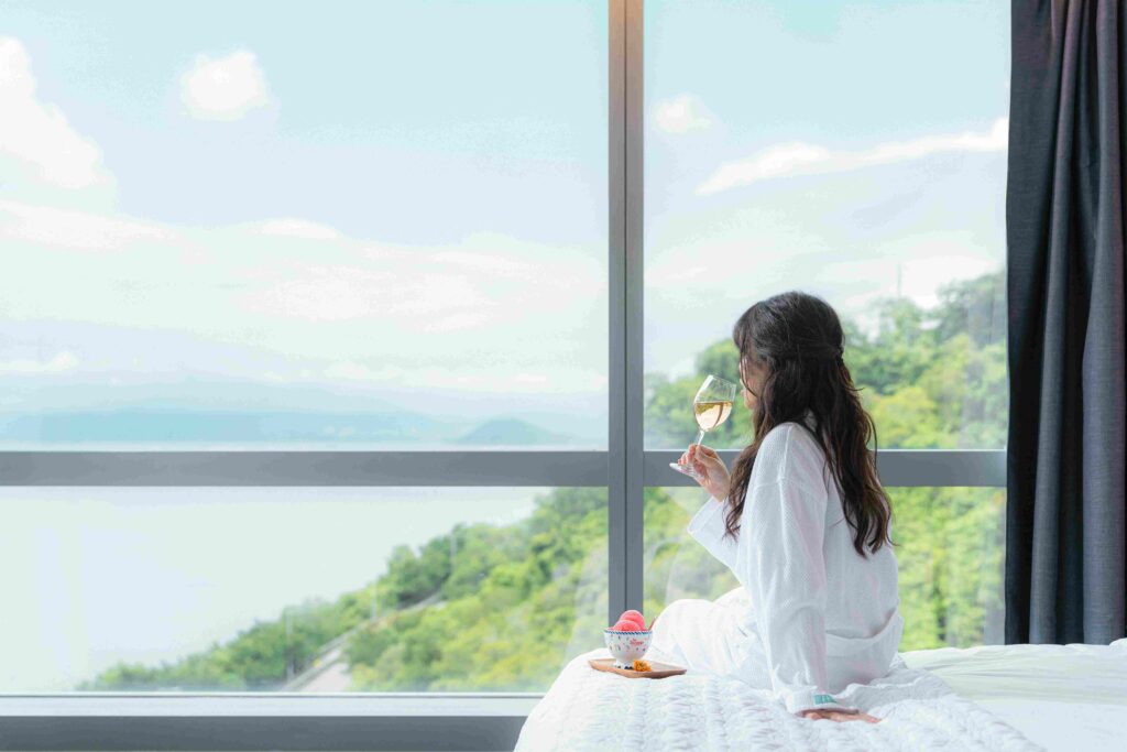 Le Meridien Hotel Hong Kong Summer package in room drinking wine and enjoy ice cream.