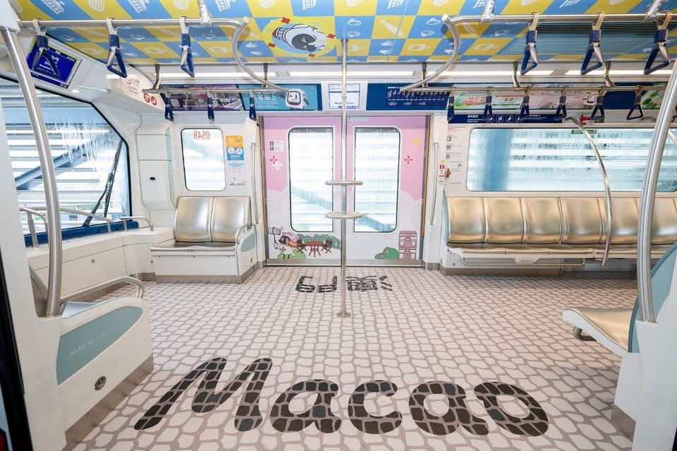 澳門輕軌列車車廂內部，有舒適座位及吉祥物麥麥做裝飾。