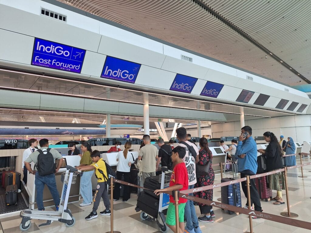 香港國際機場二號客運大樓IndiGo航班登機櫃台排隊人潮。