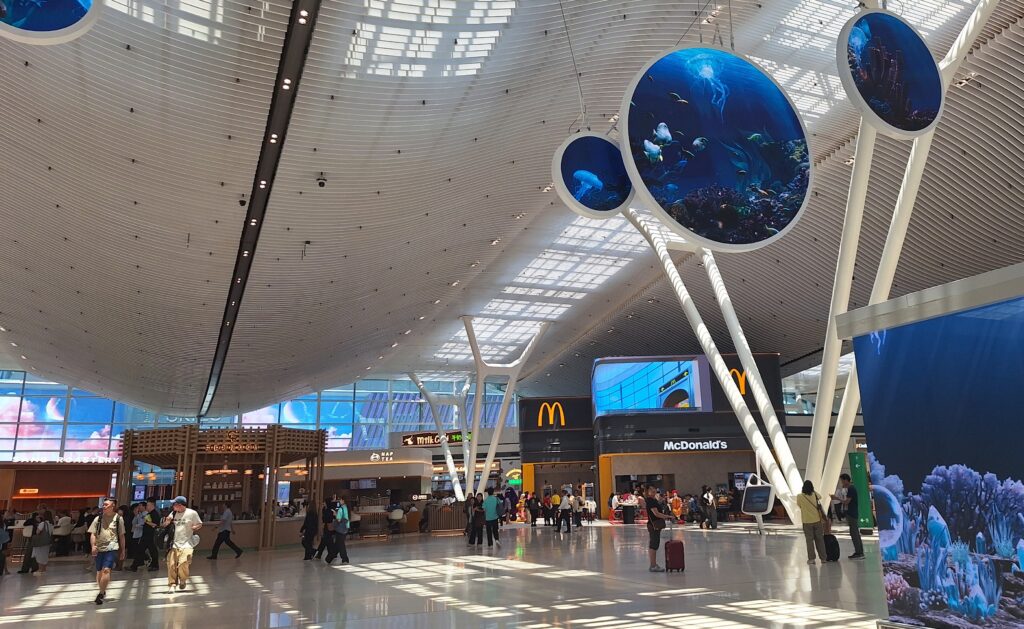 香港國際機場二號客運大樓設有大型海底世界主題裝飾和美食廣場.