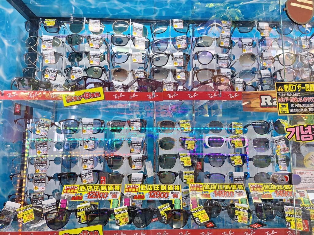 多款太陽眼鏡展示，適合夏季防暑防曬.