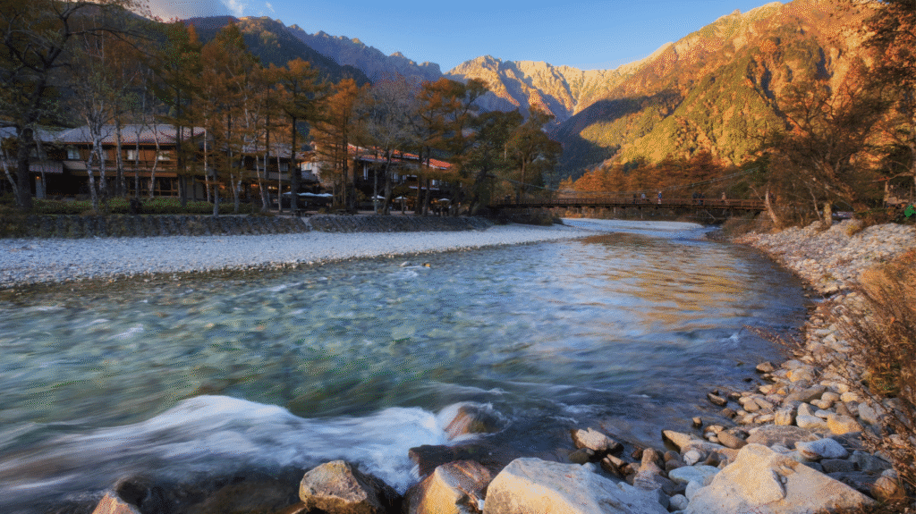 日本上高地秋日賞紅景色，山水與紅葉交織的美麗景致。