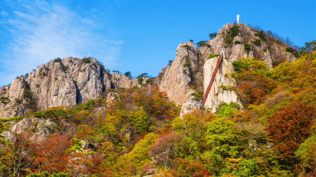 韓國全羅北道的大芚山，壯麗山脈與秋季紅葉景色。